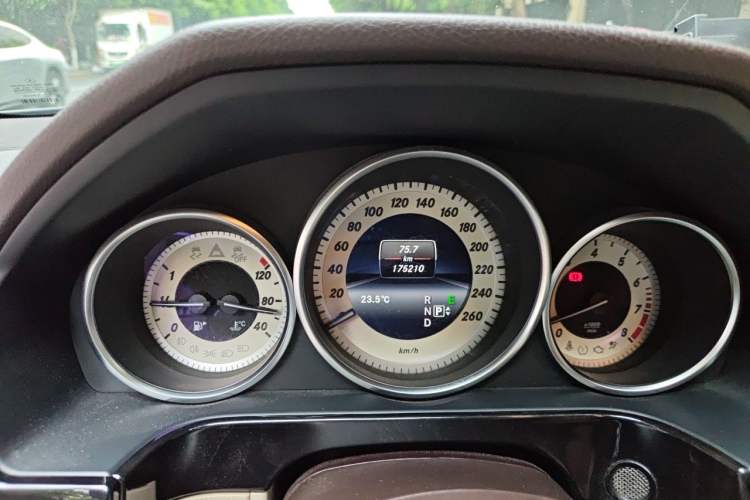 Used Mercedes-Benz E-Class 2014 E 300 L Sport Edition Odometer Close Up