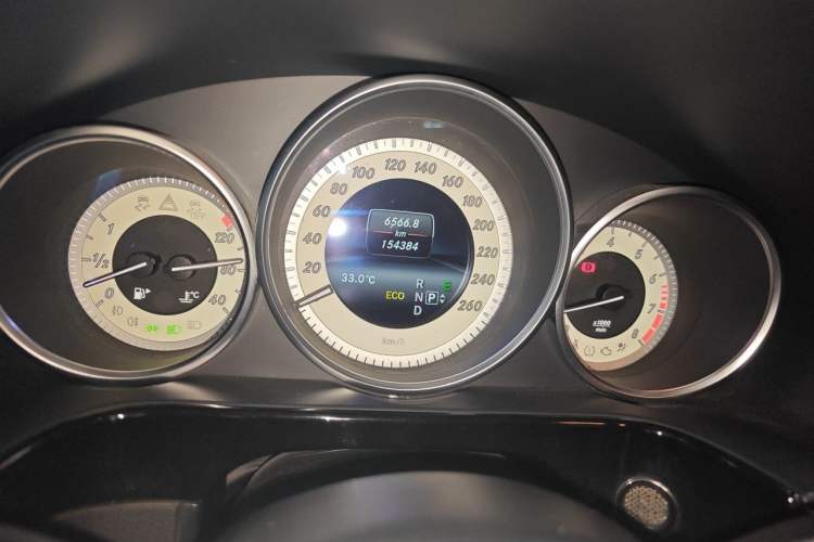 Used Mercedes-Benz E-Class 2014 E 260 L Sport Edition Odometer Close Up