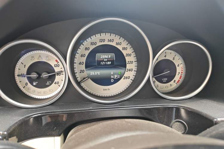 Used Mercedes-Benz E-Class 2014 E 260 L Odometer Close Up