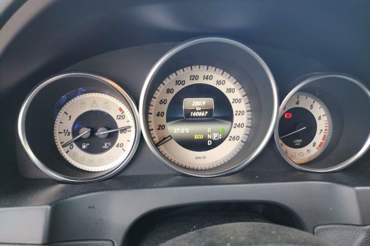 Used Mercedes-Benz E-Class 2014 E 260 Coupe Odometer Close Up