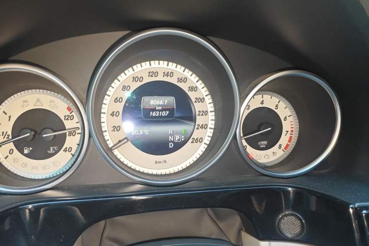 Used Mercedes-Benz E-Class 2014 E 260 L Sport Edition Odometer Close Up