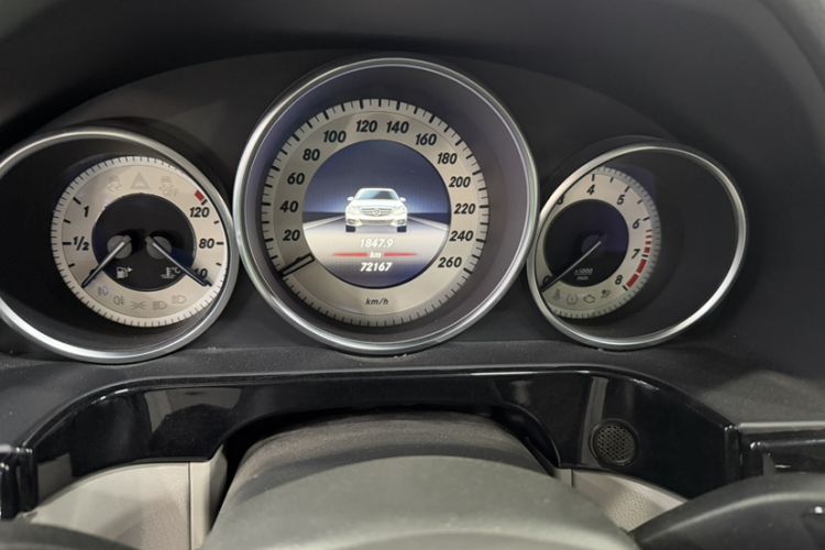 Used Mercedes-Benz E-Class 2014 E 260 L Sport Edition Odometer Close Up