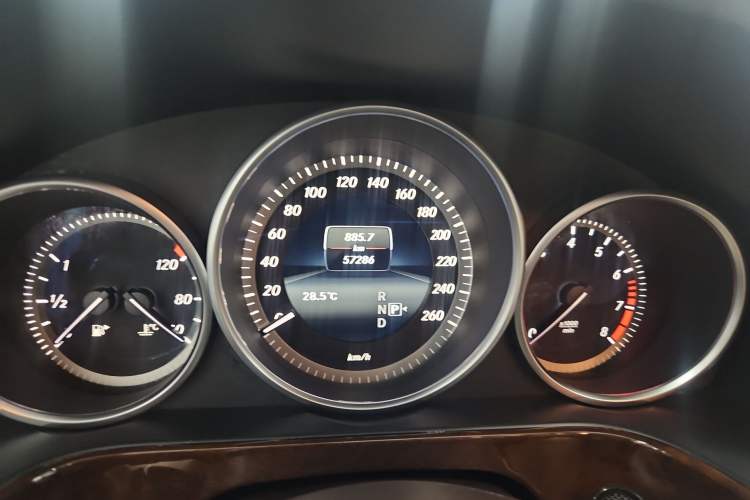 Used Mercedes-Benz E-Class 2014 E 260 L Odometer Close Up