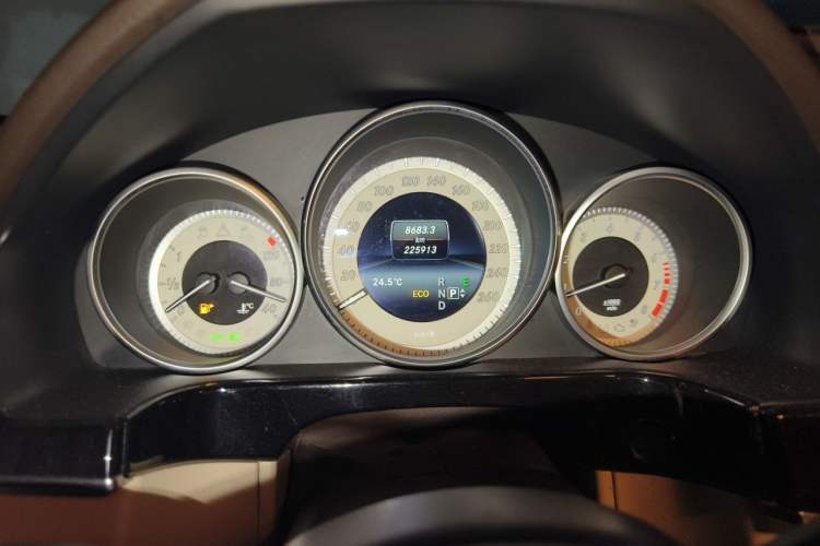 Used Mercedes-Benz E-Class 2014 E 260 L Sport Edition Odometer Close Up