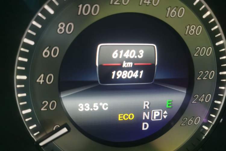 Used Mercedes-Benz E-Class 2014 E 260 L Sport Edition Odometer Close Up