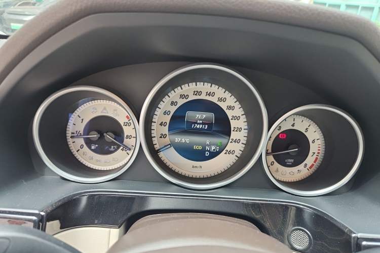 Used Mercedes-Benz E-Class 2014 E 260 L Sport Edition Odometer Close Up