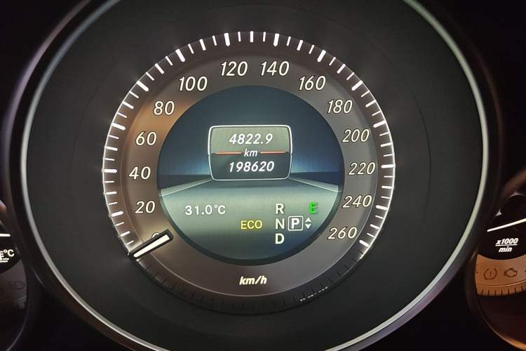 Used Mercedes-Benz E-Class 2014 E 260 L Sport Edition Odometer Close Up