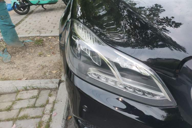 Used Mercedes-Benz E-Class 2014 E 300 L Sport Edition Right Front Headlight