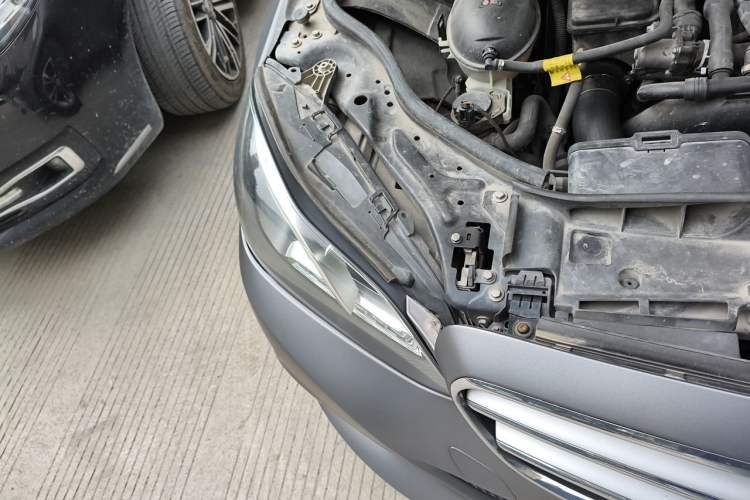 Used Mercedes-Benz E-Class 2014 E 260 L Sport Edition Right Front Headlight