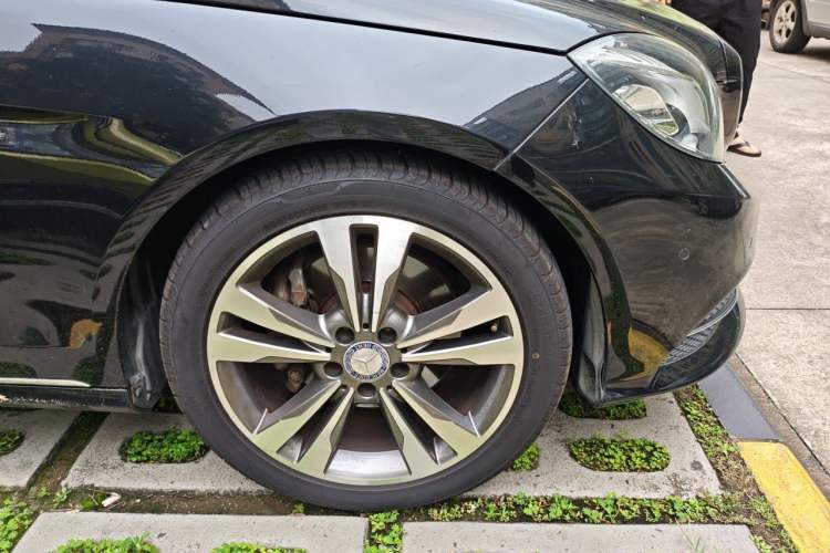 Used Mercedes-Benz E-Class 2014 E 300 L Sport Edition Right Front Wheel Hub