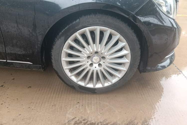 Used Mercedes-Benz E-Class 2014 Facelifted E 260 L Luxury Edition Right Front Wheel Hub