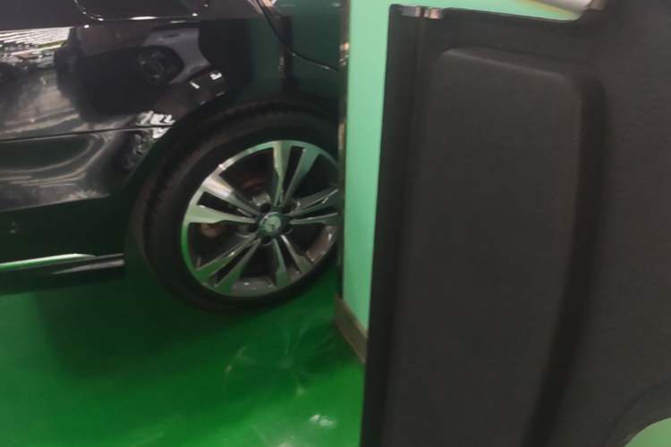 Used Mercedes-Benz E-Class 2014 E 260 L Sport Edition Right Rear Wheel Hub