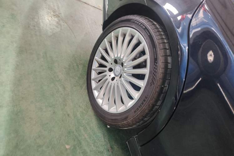 Used Mercedes-Benz E-Class 2014 E 300 L Right Rear Wheel Hub