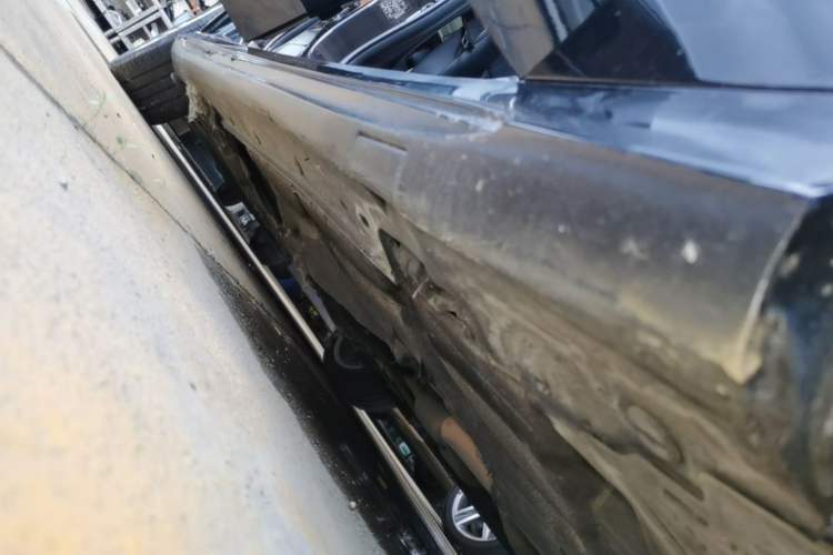 Used Mercedes-Benz E-Class 2014 Restyled E 300 L Sport Edition Right Side Sill