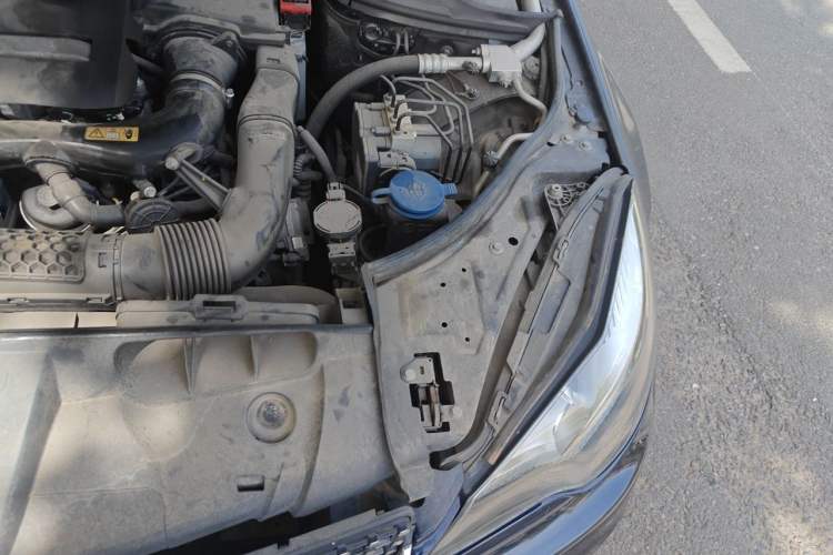 Used Mercedes-Benz E-Class 2014 E 200 Coupe Engine Bay Left
