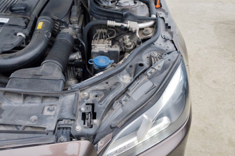 Used Mercedes-Benz E-Class 2014 Restyled E 260 L Sport Edition Engine Bay Left