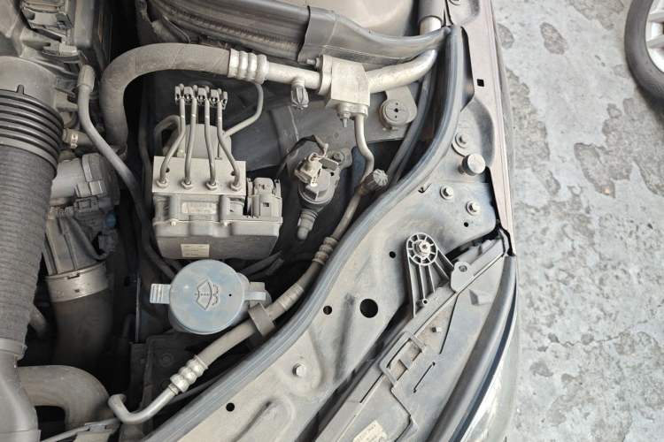 Used Mercedes-Benz E-Class 2014 E 260 L Sport Luxury Model Engine Bay Left