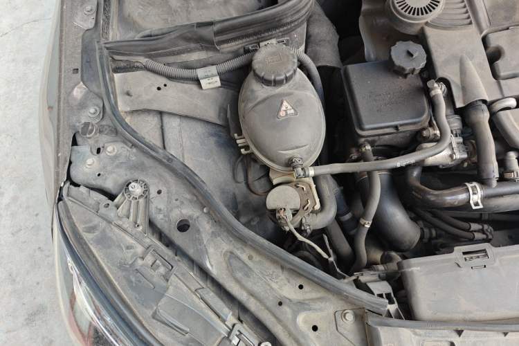Used Mercedes-Benz E-Class 2014 E 260 L Sport Luxury Model Engine Bay Right