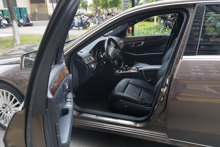 Used Mercedes-Benz E-Class 2014 E 260 L Interior 3