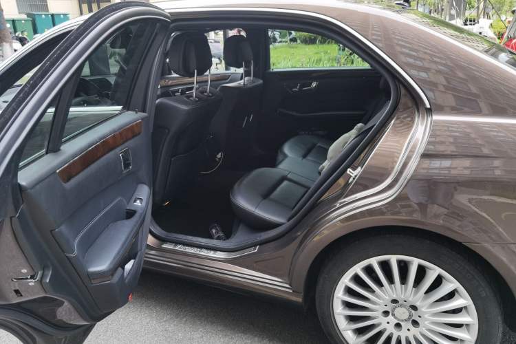 Used Mercedes-Benz E-Class 2014 E 260 L Interior 4