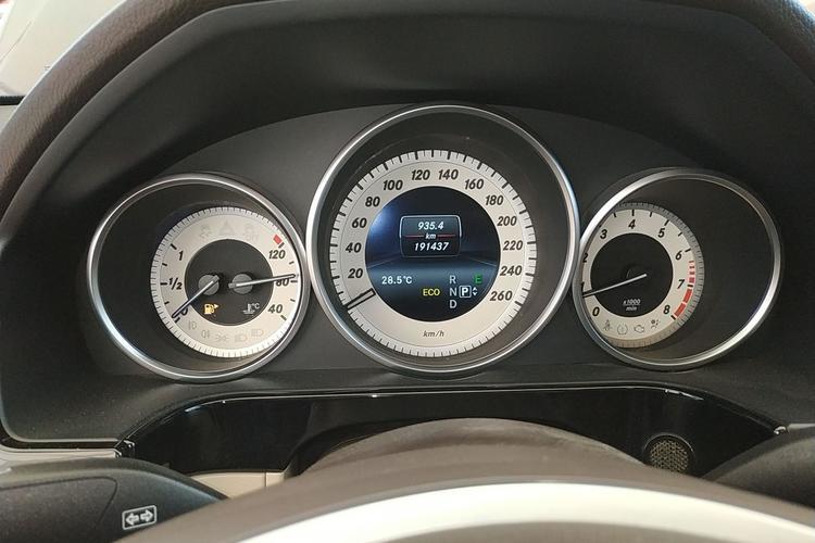 Used Mercedes-Benz E-Class 2014 E 260 L Sport Edition Odometer Close Up