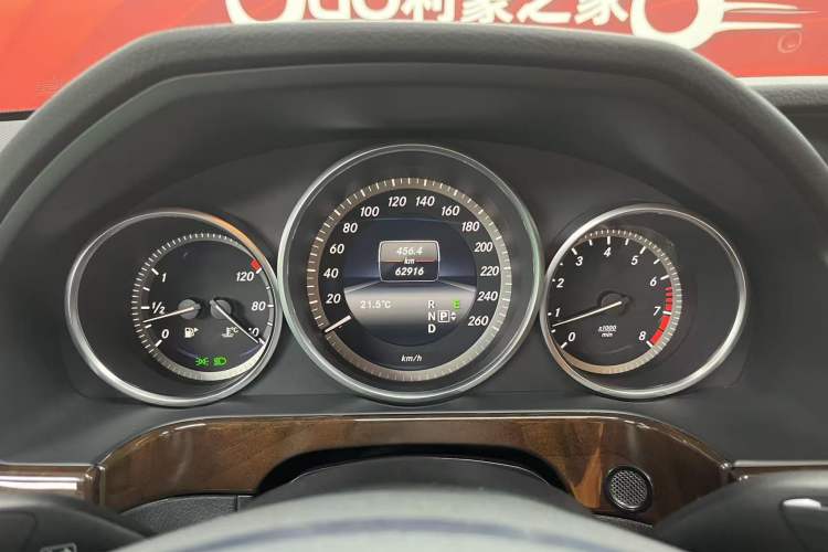 Used Mercedes-Benz E-Class 2014 E 300 L Odometer Close Up
