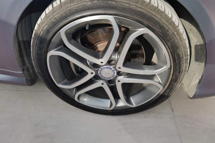 Used Mercedes-Benz E-Class 2014 E 200 Coupe Right Front Wheel Hub