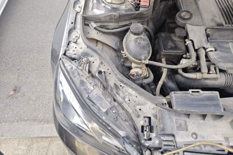Used Mercedes-Benz E-Class 2014 E 260 L Sport Edition Engine Bay Right