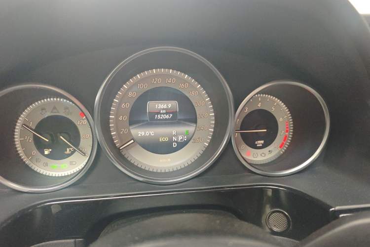 Used Mercedes-Benz E-Class 2014 E 260 L Sport Edition Odometer Close Up