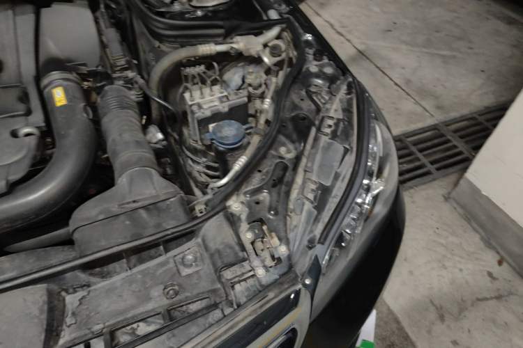Used Mercedes-Benz E-Class 2014 E 260 L Luxury Model Engine Bay Left