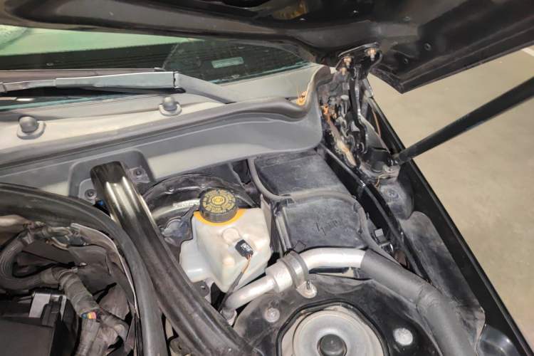 Used Mercedes-Benz E-Class 2014 E 260 L Sport Edition Engine Bay Left