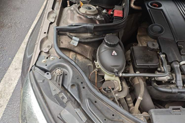 Used Mercedes-Benz E-Class 2014 E 260 L Sport Edition Engine Bay Right