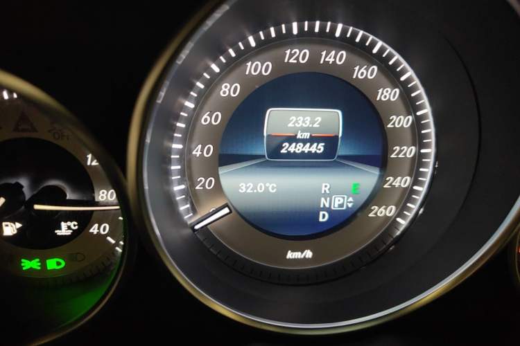 Used Mercedes-Benz E-Class 2014 E 260 L Sport Edition Odometer Close Up