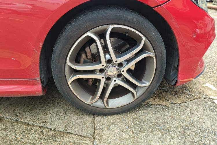 Used Mercedes-Benz E-Class 2014 E 260 Coupe Right Front Wheel Hub