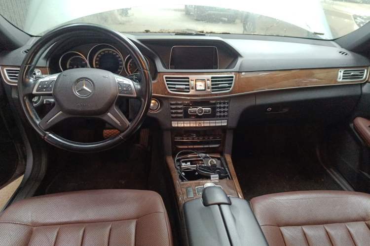 Used Mercedes-Benz E-Class 2014 E 300 L Center Console