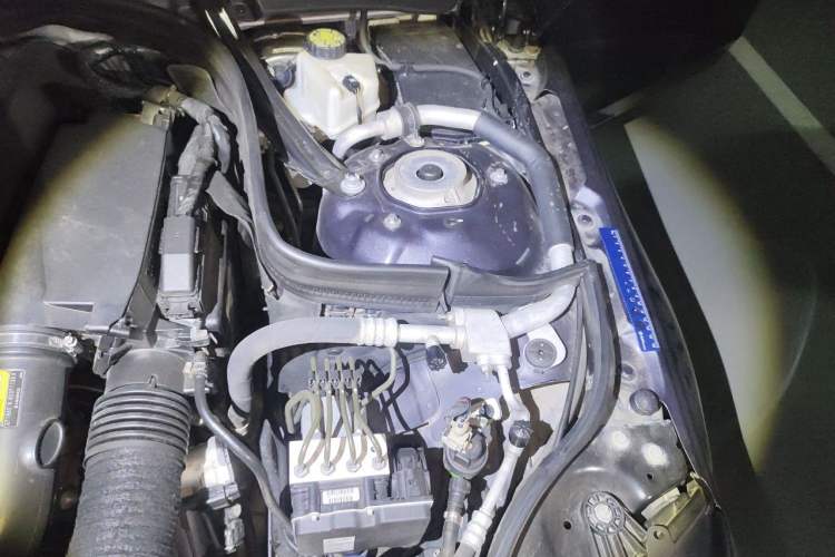 Used Mercedes-Benz E-Class 2014 E 260 L Engine Bay Left