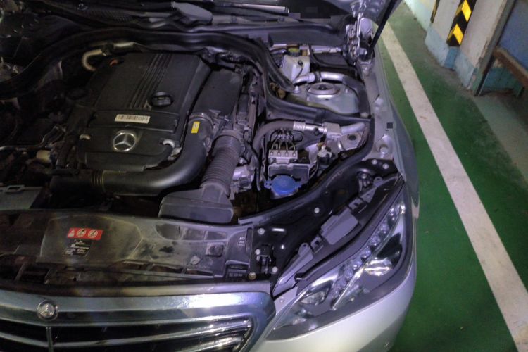 Used Mercedes-Benz E-Class 2014 E 260 L Luxury Model Engine Bay Left