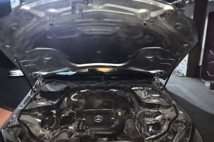 Used Mercedes-Benz E-Class 2014 E 260 L Engine Bay
