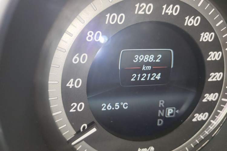 Used Mercedes-Benz E-Class 2014 E 260 L Odometer Close Up