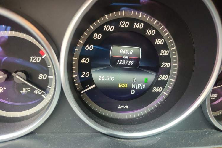 Used Mercedes-Benz E-Class 2014 E 260 L Odometer Close Up