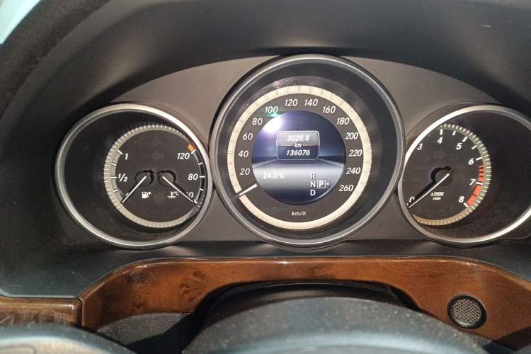 Used Mercedes-Benz E-Class 2014 E 300 L Odometer Close Up