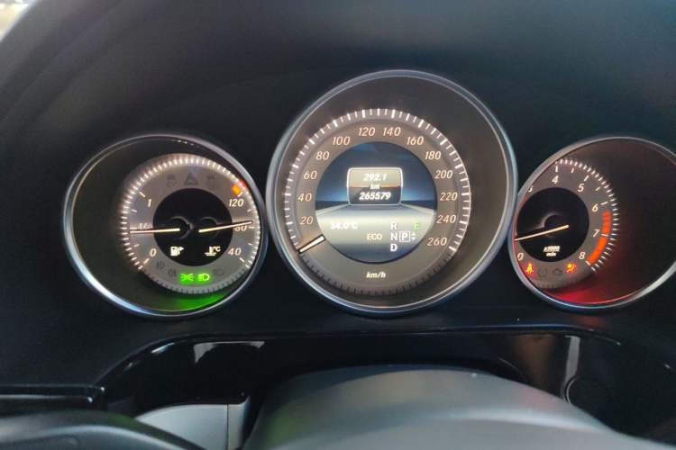 Used Mercedes-Benz E-Class 2014 E 260 L Sport Edition Odometer Close Up