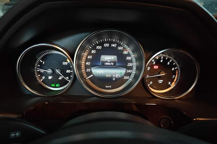 Used Mercedes-Benz E-Class 2014 E 260 L Odometer Close Up