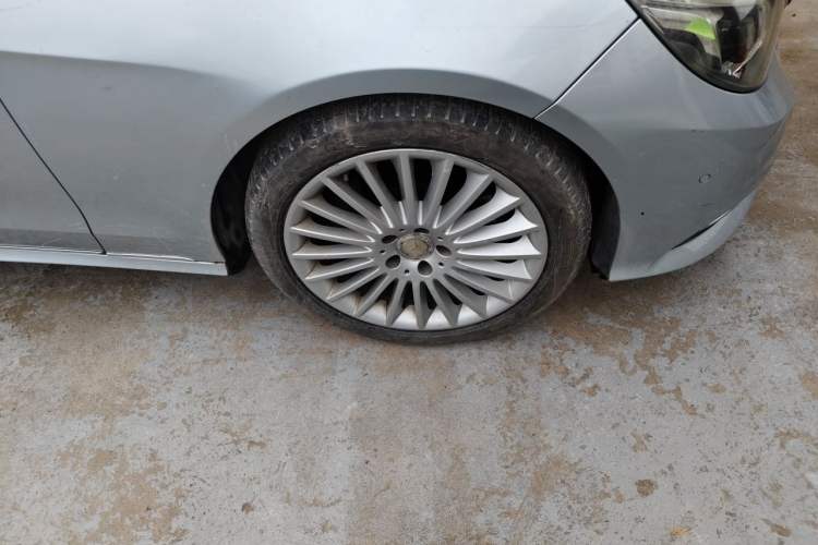 Used Mercedes-Benz E-Class 2014 E 300 L Right Front Wheel Hub