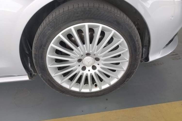 Used Mercedes-Benz E-Class 2014 E 260 L Luxury Model Right Front Wheel Hub