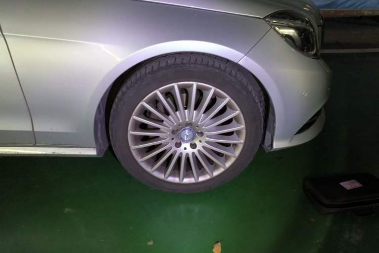 Used Mercedes-Benz E-Class 2014 E 260 L Luxury Model Right Front Wheel Hub