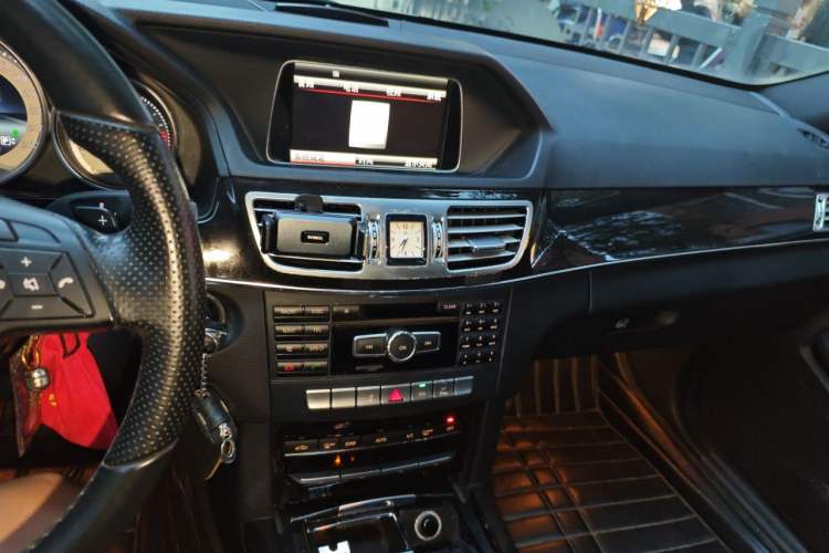 Used Mercedes-Benz E-Class 2014 E 260 L Sport Edition Audio And AC Panel
