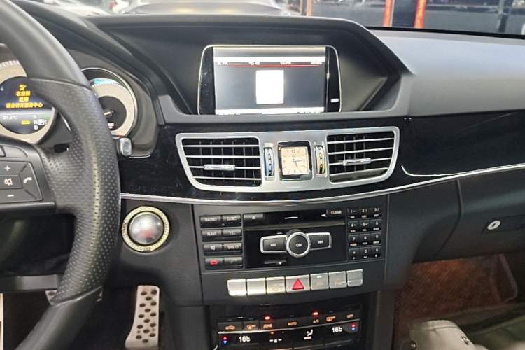 Used Mercedes-Benz E-Class 2014 Restyled E 260 L Sport Edition Audio And AC Panel