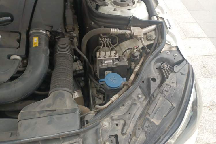 Used Mercedes-Benz E-Class 2014 Restyled E 260 L Sport Edition Engine Bay Left