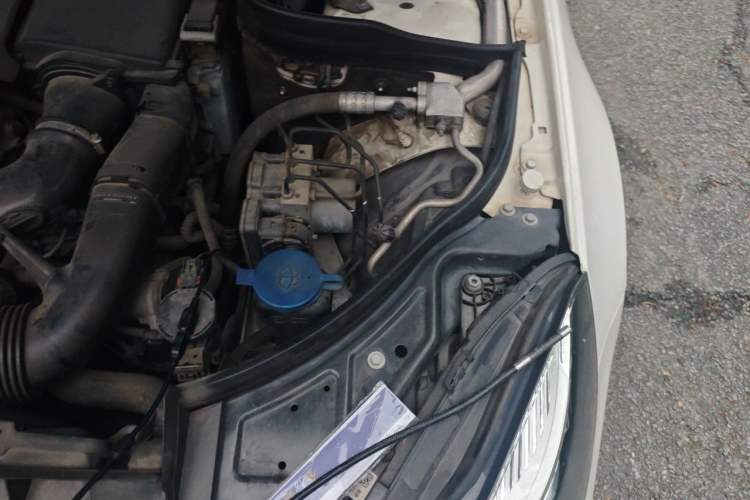 Used Mercedes-Benz E-Class 2014 E 200 Coupe Engine Bay Left